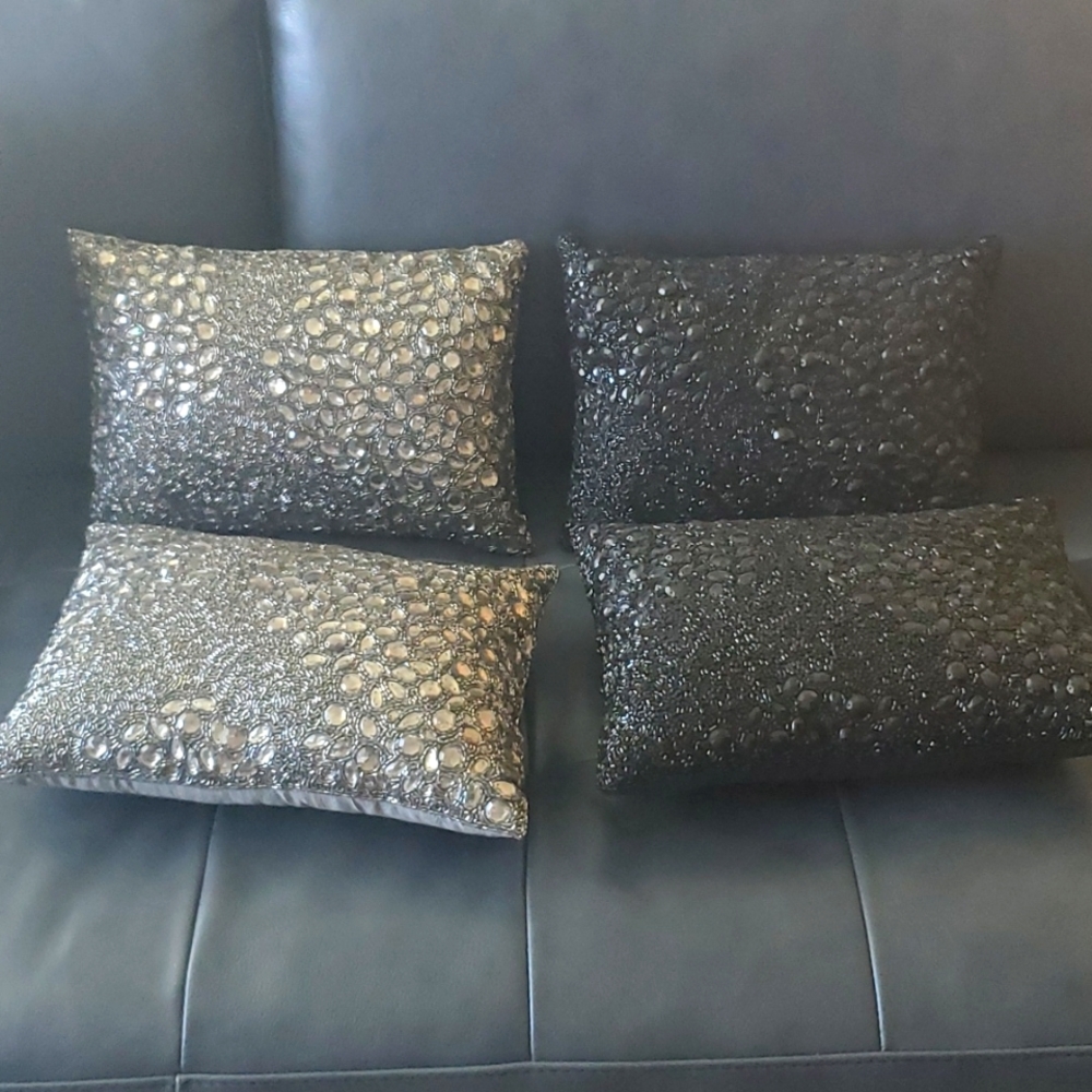4  mini throw pillows.
